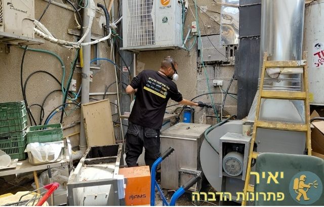 ריסוס נגד ג'וקים בעסק מזון בחיפה